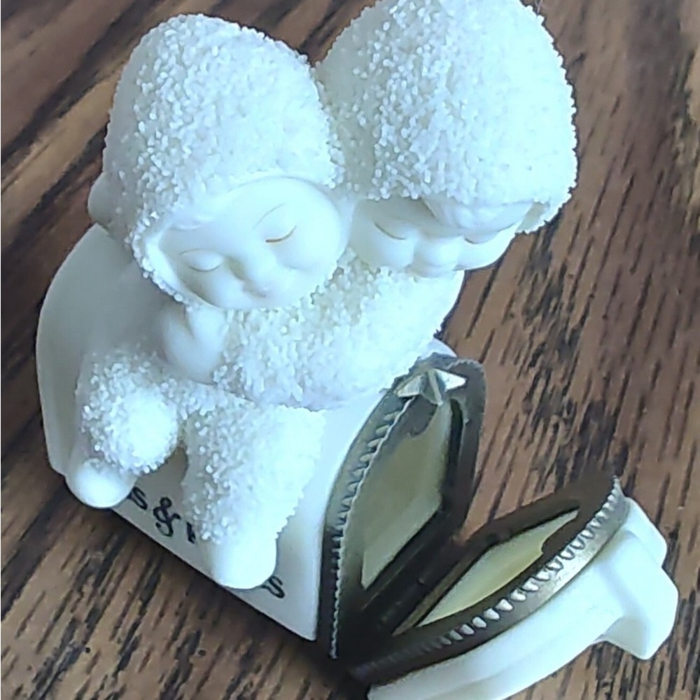 NIB Vintage Snow Babies Sending Hugs to You collectible Hinged Box